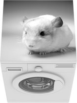 Wasmachine beschermer mat - Een close up van een Chinchilla op een gele achtergrond - zwart wit - Breedte 60 cm x hoogte 60 cm