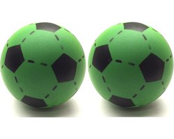 2x Foam softbal voetbal groen 20 cm - Zachte speelgoed voetballen 2 stuks