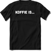 Koffie is.. T-Shirt Heren / Dames - Perfect koffie ochtend Shirt cadeau - koffiebonen spreuken teksten en grappige zinnen Maat XXL