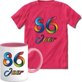 86 Jaar Vrolijke Verjaadag T-shirt met mok giftset Roze | Verjaardag cadeau pakket set | Grappig feest shirt Heren – Dames – Unisex kleding | Koffie en thee mok | Maat 3XL