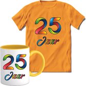 25 Jaar Vrolijke Verjaadag T-shirt met mok giftset Geel | Verjaardag cadeau pakket set | Grappig feest shirt Heren – Dames – Unisex kleding | Koffie en thee mok | Maat XXL