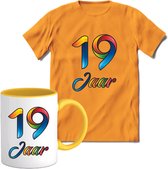 19 Jaar Vrolijke Verjaadag T-shirt met mok giftset Geel | Verjaardag cadeau pakket set | Grappig feest shirt Heren – Dames – Unisex kleding | Koffie en thee mok | Maat M