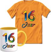 16 Jaar Vrolijke Verjaadag T-shirt met mok giftset Geel | Verjaardag cadeau pakket set | Grappig feest shirt Heren – Dames – Unisex kleding | Koffie en thee mok | Maat L