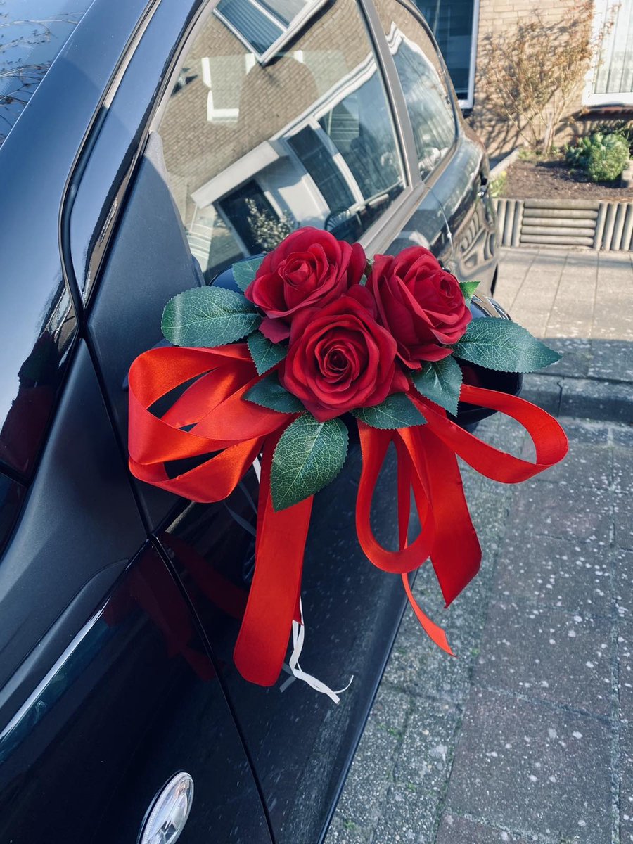 AUTODECO.NL - MIA ROOD Trouwauto Versiering Rode Rozen met Linten 2 stuks - Bloemen op de Auto Bruiloft - Buitenspiegels Decoratie - Trouwerij - Huwelijk - Bruiloft Decoratie - Versiering Spiegel Auto - Autoversiering voor Volgauto's