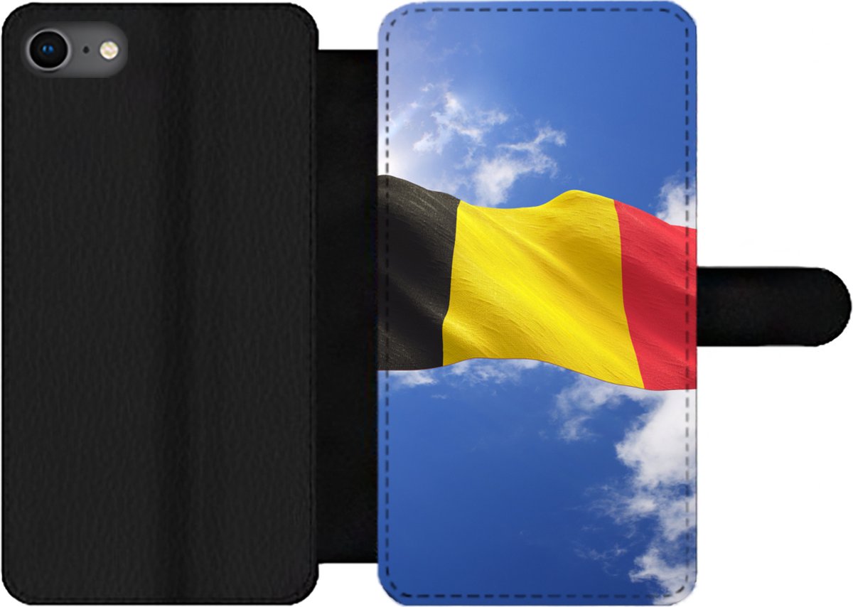 Bookcase iPhone 7 telefoonhoesje - De vlag van België wappert in de lucht -  Met vakjes... | bol.com