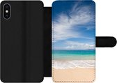 Bookcase Geschikt voor iPhone XS telefoonhoesje - Een tropisch strand op Hawaii waar de golven aanspoelen op - Met vakjes - Wallet case met magneetsluiting