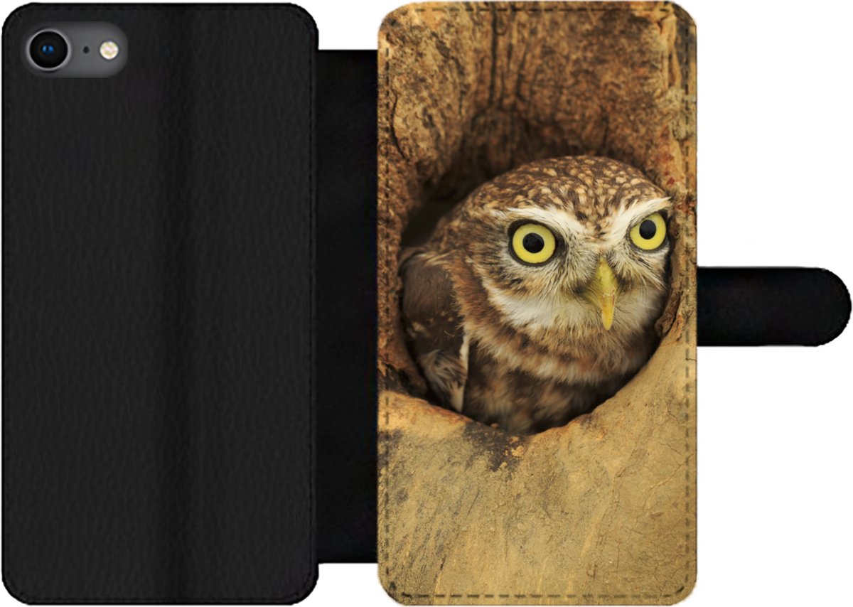 Telefoonhoesje Geschikt voor iPhone SE 2020 telefoonhoesje - Bruine uil kijkt uit een gat in een boom - Met vakjes - Wallet case met magneetsluiting