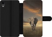 Bookcase Geschikt voor iPhone XR telefoonhoesje - Olifant - Dieren - Gras - Natuur - Met vakjes - Wallet case met magneetsluiting