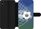Bookcase Geschikt voor iPhone X telefoonhoesje - Een illustratie van een voetbal in het net -Jongens - Meisjes - Kinderen - Met vakjes - Wallet case met magneetsluiting