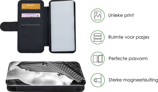 Étui pour téléphone iPhone 7 Bookcase - Chrysler Building à New York à partir du bas en noir et blanc - Avec poches - Étui portefeuille avec fermeture magnétique
