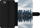 Bookcase Geschikt voor iPhone 8 telefoonhoesje - New York - Skyline - Reflectie - Met vakjes - Wallet case met magneetsluiting