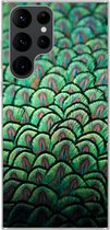 Geschikt voor Samsung Galaxy S22 Ultra hoesje - Close-up van de veren van een pauw - Siliconen Telefoonhoesje