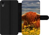 Bookcase Geschikt voor iPhone XR telefoonhoesje - Schotse Hooglander - Dieren - Bloemen - Met vakjes - Wallet case met magneetsluiting