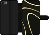 Bookcase Geschikt voor iPhone SE 2020 telefoonhoesje - Gouden golven op een zwarte achtergrond - Met vakjes - Wallet case met magneetsluiting
