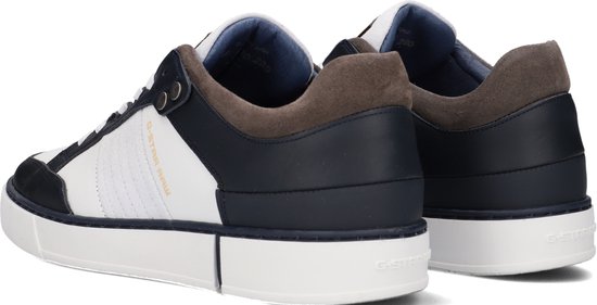 Zijkant van twee witte sneakers met marineblauwe en bruine accenten, met 'G-STAR RAW' op de zijkant.