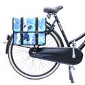 Dubbele fietstas met blauw camouflagepatroon, bevestigd aan een zwarte fiets.