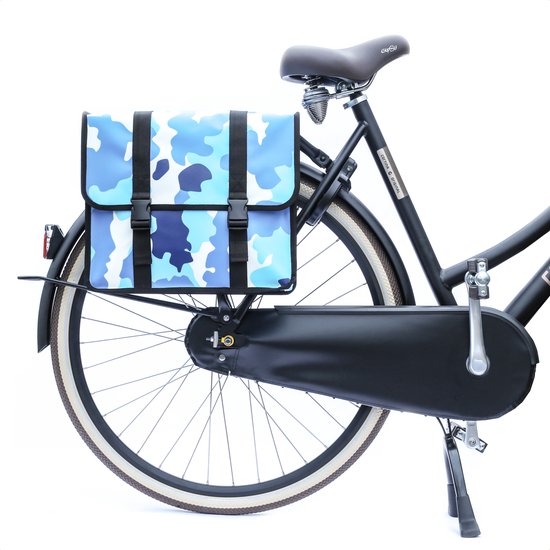 Dubbele fietstas met blauw camouflagepatroon, bevestigd aan een zwarte fiets.