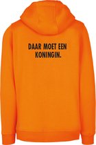 Hoodie oranje L Koningsdag - Daar moet een koningin. - soBAD. - Oranje hoodie dames - Oranje hoodie heren - Oranje sweater - Koningsdag