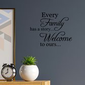 Stickerheld - Muursticker "Every family has a story... Welcome to ours..." Quote - Woonkamer - inspirerend - Engelse Teksten - Mat Zwart - 27.5x34.6cm