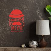 Stickerheld - Muursticker Best dad ever - Woonkamer - Vaderdag - Bolhoed, vergrootglas en snor - Engelse Teksten - Mat Rood - 39.2x27.5cm