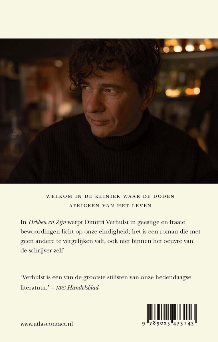 Man met donker krullend haar in zwarte coltrui, kijkend naar rechts. Tekst: WELKOM IN DE KLINIEK WAAR DE DODEN AFKICKEN VAN HET LEVEN.
