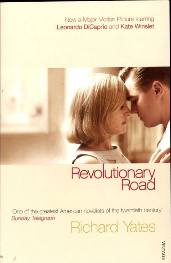 Boekcover van 'Revolutionary Road' met Leonardo DiCaprio en Kate Winslet, 'Revolutionary Road' in rode letters.