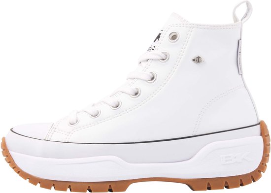 Witte hoge sneaker met dikke rubberen zool en veters. Zijkant met 'BK' logo.