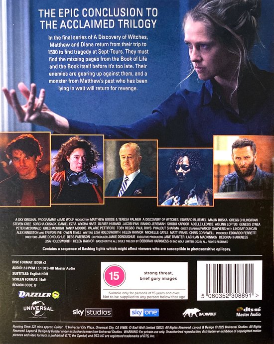 Achterkant van de Blu-ray hoes voor "A Discovery Of Witches: The Final Chapter" met een beschrijving en vier kleinere afbeeldingen van castleden.