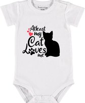 Baby Rompertje met tekst 'At least my cat loves me' | korte mouw l | wit zwart | maat 62/68 | cadeau | Kraamcadeau | Kraamkado