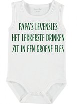 Baby Rompertje met tekst 'Papa's levensles, het lekkerste drinken zit in een groene fles' | mouwloos l | wit zwart | maat 50/56 | cadeau | Kraamcadeau | Kraamkado