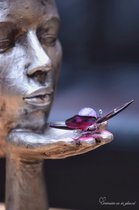 Urn beeld ' Met een tedere kus laat ik je vrij ' met hand geblazen mini urn en vlinder van glas -Handgemaakte mini urn met crematie- as vast geblazen in glas-verwerkt op vlinder van glas-Urn-Gedenken-Herinneren-Herdenkingsbeeld-Symbolische herdenking