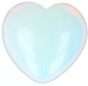 Een groot wit opalieten hart met blauwe en roze gloed.