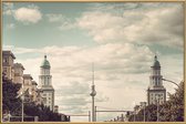 JUNIQE - Poster met kunststof lijst Frankfurter Tor -13x18 /Blauw &