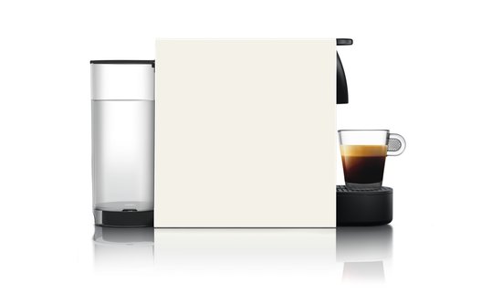 Machine à café Nespresso Essenza Mini blanche avec verre et réservoir d'eau, sur fond blanc.