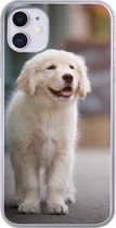 Geschikt voor iPhone 11 hoesje - Een Golden Retriever puppy lopend op de stoep - Siliconen Telefoonhoesje