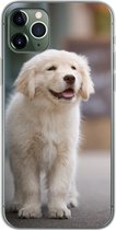 Geschikt voor iPhone 11 Pro Max hoesje - Een Golden Retriever puppy lopend op de stoep - Siliconen Telefoonhoesje