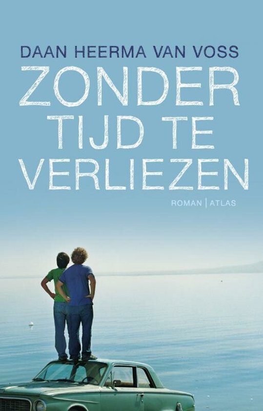 Titel Zonder tijd te verliezen met twee jongens op een auto aan het water.