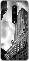 Geschikt voor OnePlus 7 Pro hoesje - Chrysler Gebouw in New York vanaf de onderkant gemaakt in zwart-wit - Siliconen Telefoonhoesje