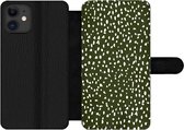 Bookcase Geschikt voor iPhone 12 Pro telefoonhoesje - Stippen - Wit - Zwart - Met vakjes - Wallet case met magneetsluiting