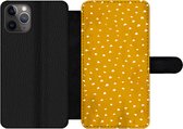 Bookcase Geschikt voor iPhone 11 Pro telefoonhoesje - Stippen - Oranje - Wit - Met vakjes - Wallet case met magneetsluiting