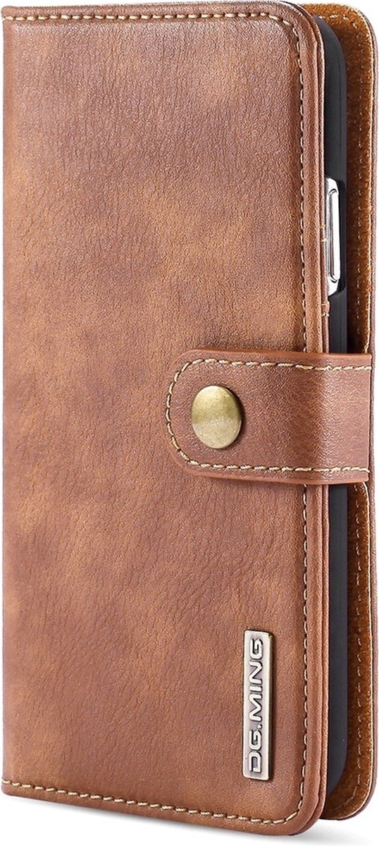 Mobigear Telefoonhoesje geschikt voor Apple iPhone 11 Hoesje | Mobigear Snap Button Uitneembare 2in1 Bookcase Portemonnee | Pasjeshouder voor 3 Pasjes | Telefoonhoesje voor Pinpas / OV Kaart / Rijbewijs - Bruin
