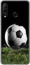 Geschikt voor Huawei P30 Lite hoesje - Voetbal in het gras - Siliconen Telefoonhoesje