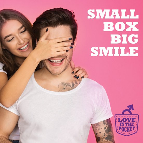 Vrouw bedekt ogen van man op roze achtergrond. Tekst: SMALL BOX BIG SMILE.