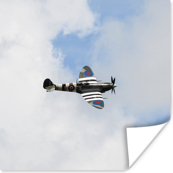 Poster Spitfire vliegtuig bij een wolkenlucht - 30x30 cm