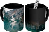 Magische Mok - Foto op Warmte Mok - Houten huis aan het meer Lago di Braies in Italië - 350 ML