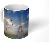 Mok - De Eiffeltoren met luchtballonnen die in de lucht varen boven Parijs - 350 ML - Beker
