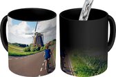 Magische Mok - Foto op Warmte Mok - Vrouw fietst naar molen - 350 ML