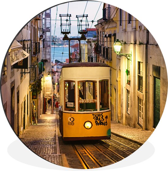 WallCircle - Wandcirkel - Muurcirkel - Een kabelbaan van een tram in Lissabon tijdens de avond - Aluminium - Dibond - ⌀ 30 cm - Binnen en Buiten