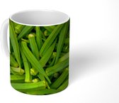 Mok - Close-up van een grote stapel okra - 350 ML - Beker