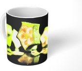Mok - Afbeelding van een plakje okra met een zwarte achtergrond - 350 ML - Beker